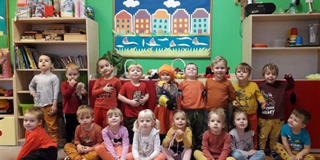 Powiększ grafikę: Grupa dzieci w pomarańczowych ubraniach w dzień dyni.